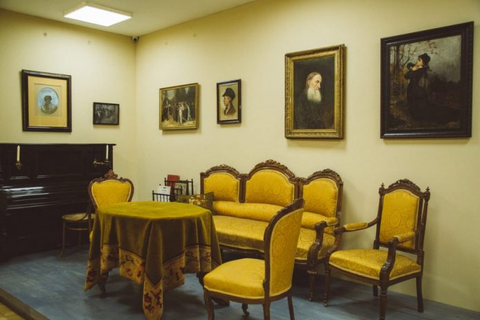 Vystavka_CHekhovskaya_Moskva_._GMIRLI_imeni_V.I._Dalya_17_