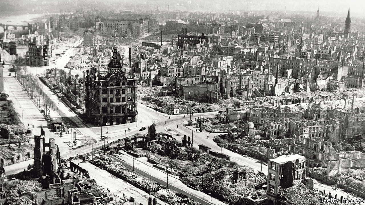 Германия после 1945. Дрезден 1945. Дрезден бомбардировка 1945. Разрушенный Дрезден 1945. Дрезден до бомбардировки 1945.