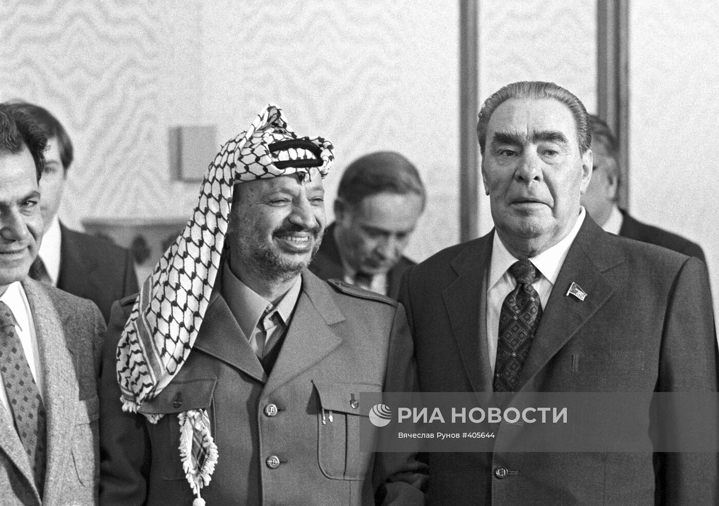 Ясир Арафат и Брежнев. Ясир Арафат в СССР. Брежнев идет