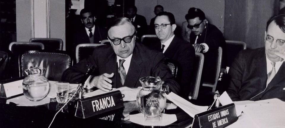 Русский глобалист-чиновник из дворян — Александр Кожевников, представляющий Францию на торговых переговорах в чилийском Сантьяго. 1961 год